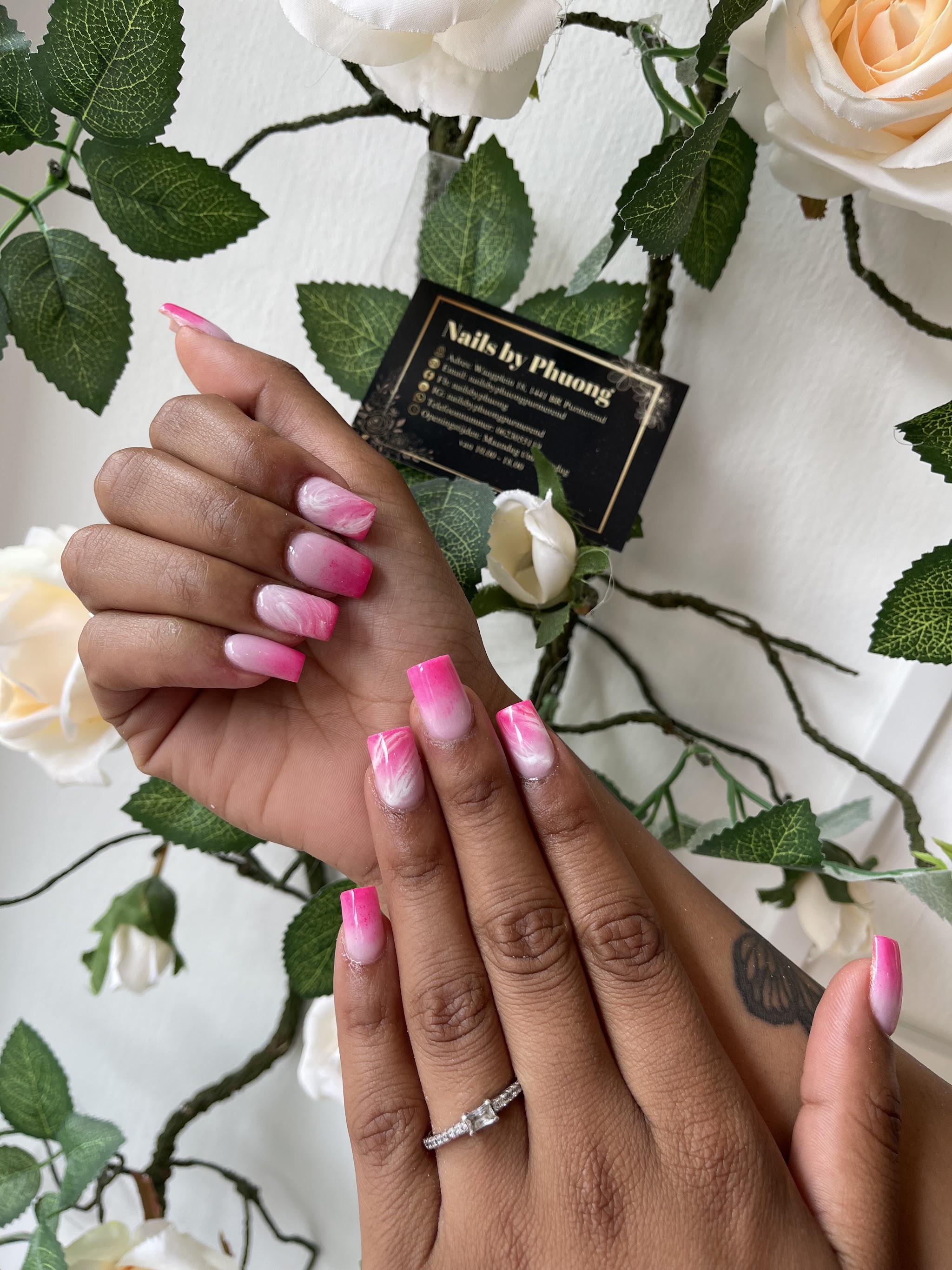 Roze ombre nagels tussen rozen en bladeren
