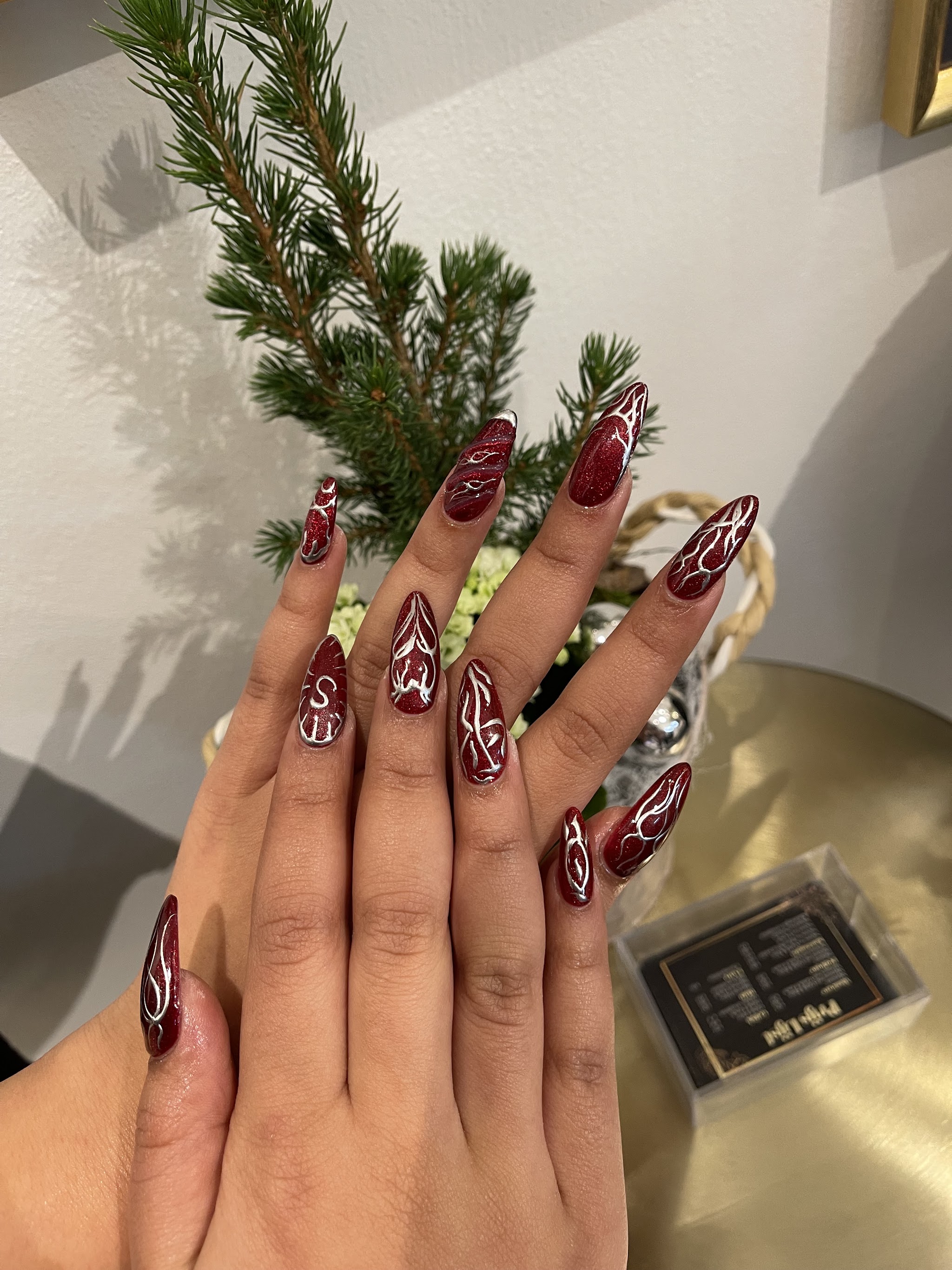 Bordeauxrode nagels met witte lijntekening