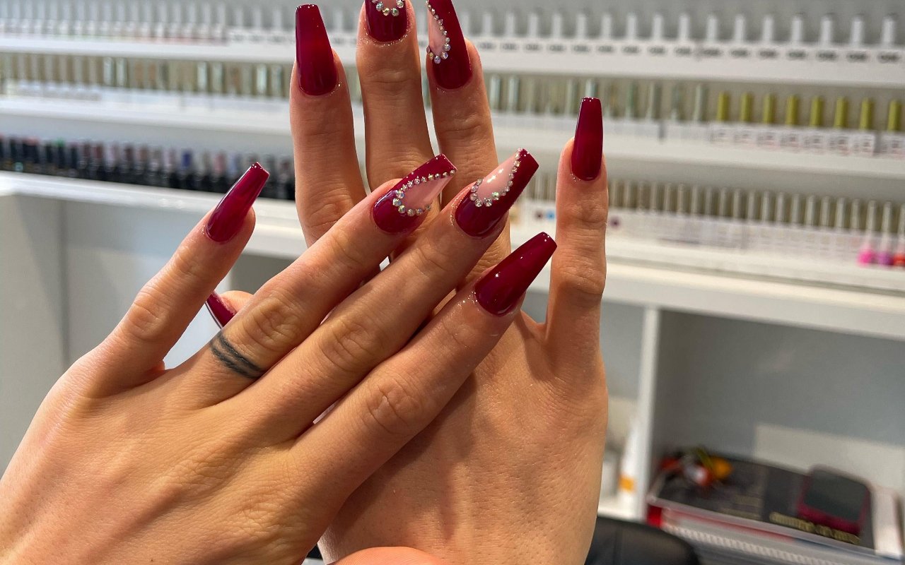 Donkerrode coffin nagels met steentjes, voor de lakjeswand van de salon
