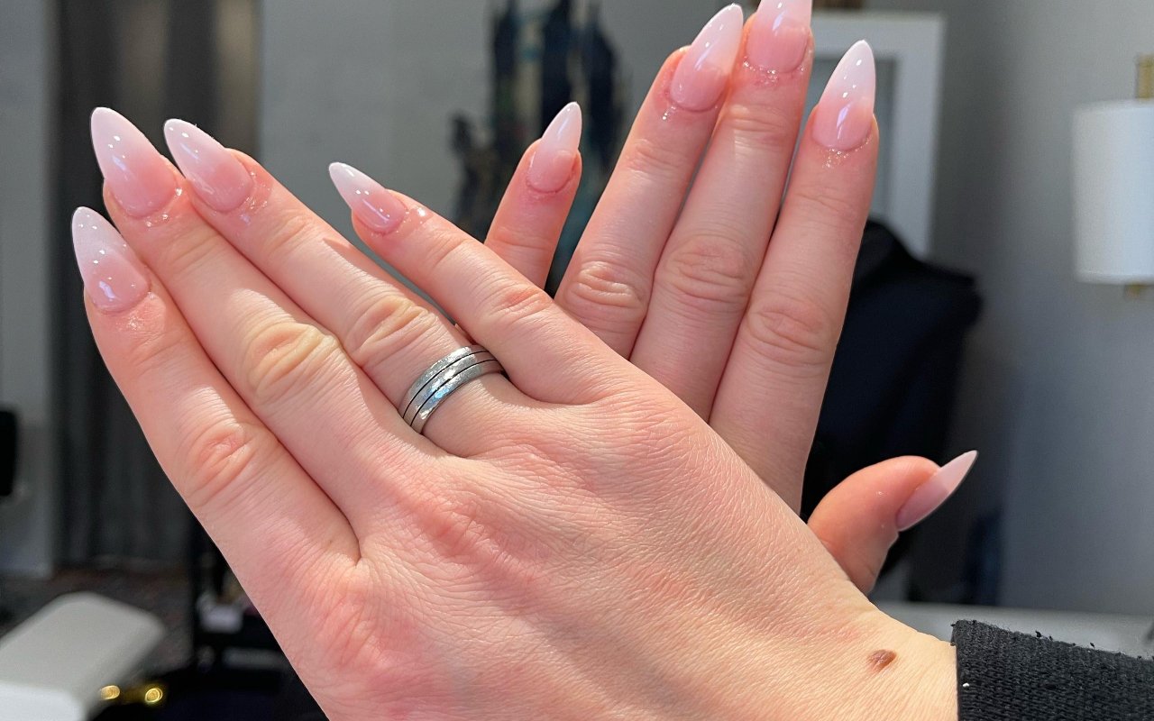 Zachtroze ombre amandelnagels